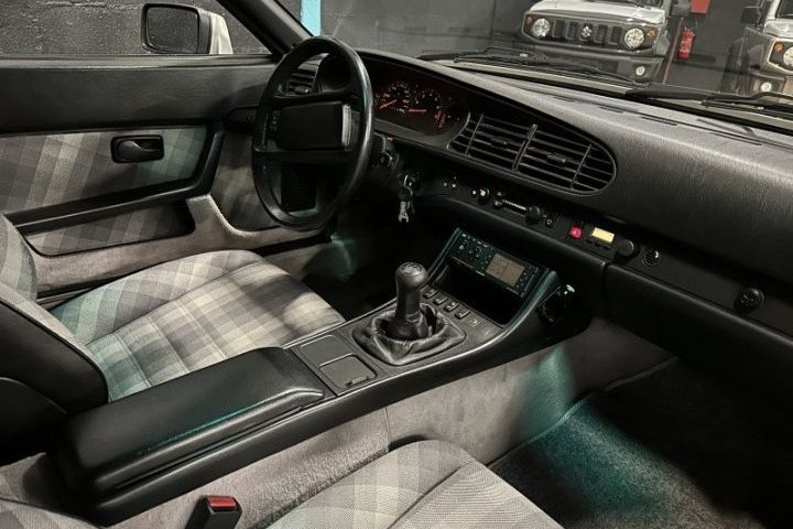 SUPERBE COLLECTOR COUPE PORSCHE 944 005